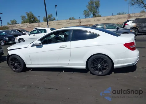 2015 Mercedes-Benz C 250 из США, поврежденный, VIN WDDGJ4HB8FG358798